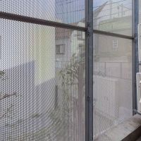 世田谷区若林の賃貸物件/窓の奥のスペース。人が一人立てるくらいの幅です。