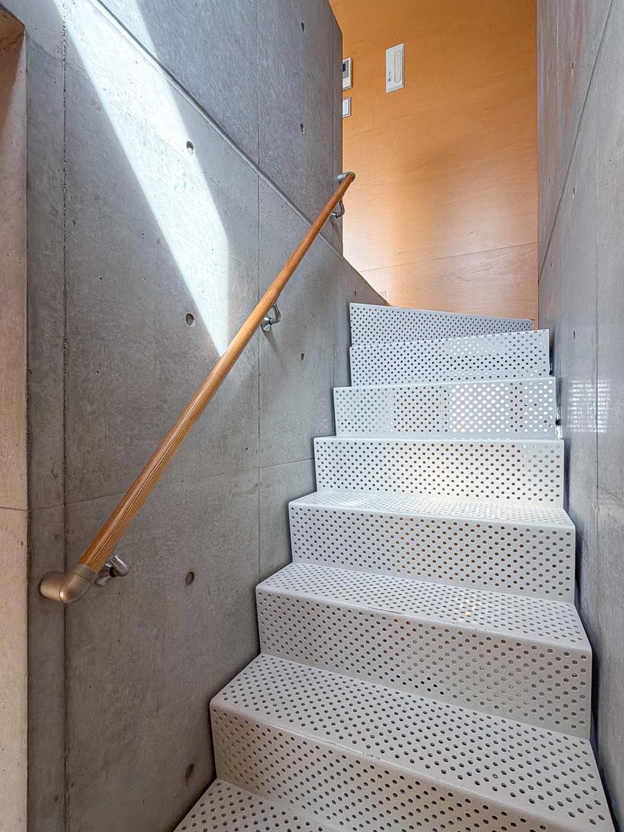 世田谷区若林の賃貸物件/寝室へと繋がる階段