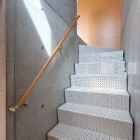 世田谷区若林の賃貸物件/寝室へと繋がる階段