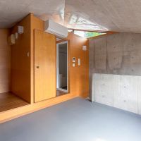 世田谷区若林の賃貸物件/寝室。木の箱の中に収納、サニタリーが収まります