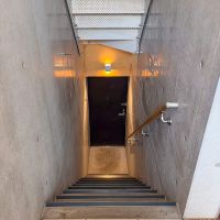 世田谷区若林の賃貸物件/1階部分から、階段を上がって玄関へ