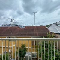 世田谷区宮坂の賃貸物件/眺望。目の前には戸建てが立っていますが、窓が小さく、視線は気にならないと思います