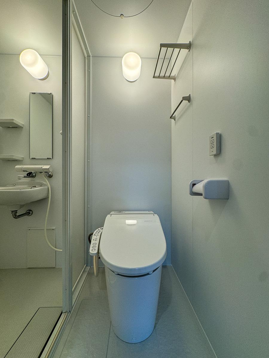世田谷区宮坂の賃貸物件/元浴室にトイレとシャワーを設置したような造り