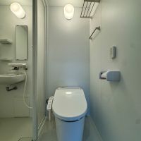 世田谷区宮坂の賃貸物件/元浴室にトイレとシャワーを設置したような造り