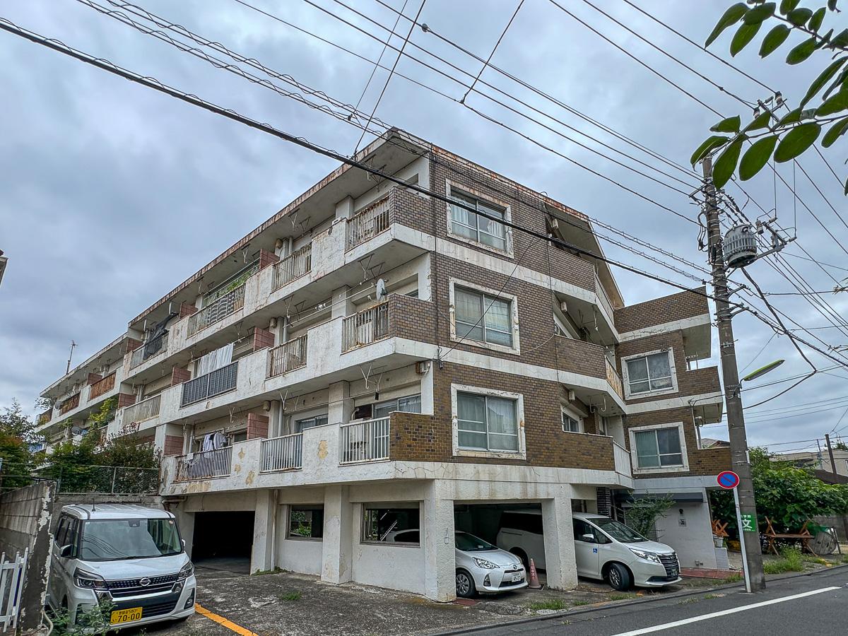 世田谷区宮坂の賃貸物件/タイル張りの古いマンション。外観はかなり年季を感じます