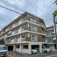 世田谷区宮坂の賃貸物件/タイル張りの古いマンション。外観はかなり年季を感じます