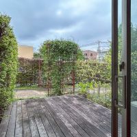 横浜市青葉区荏田北の賃貸物件/1階：椅子や机が置けるデッキテラス。共用のテラスにつながっていて、周辺の視線はあまり気になりません