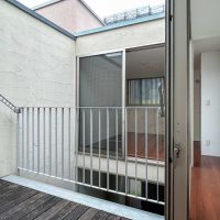 横浜市青葉区荏田北の賃貸物件/2階：中庭を通して、東側の洋室にたっぷりと光が差し込むつくり