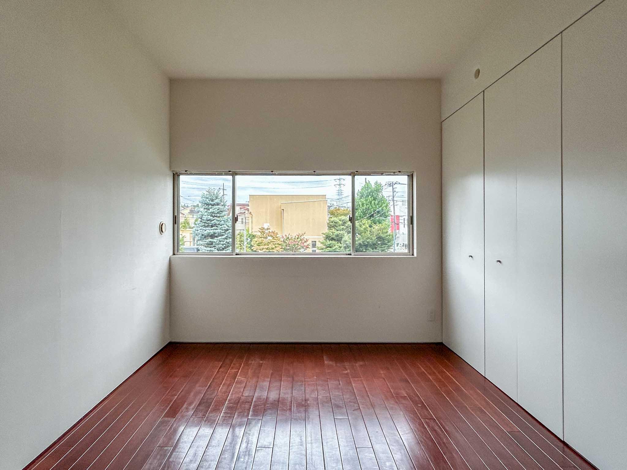 横浜市青葉区荏田北の賃貸物件/2階：西側の洋室。こちらも陽当たり良好