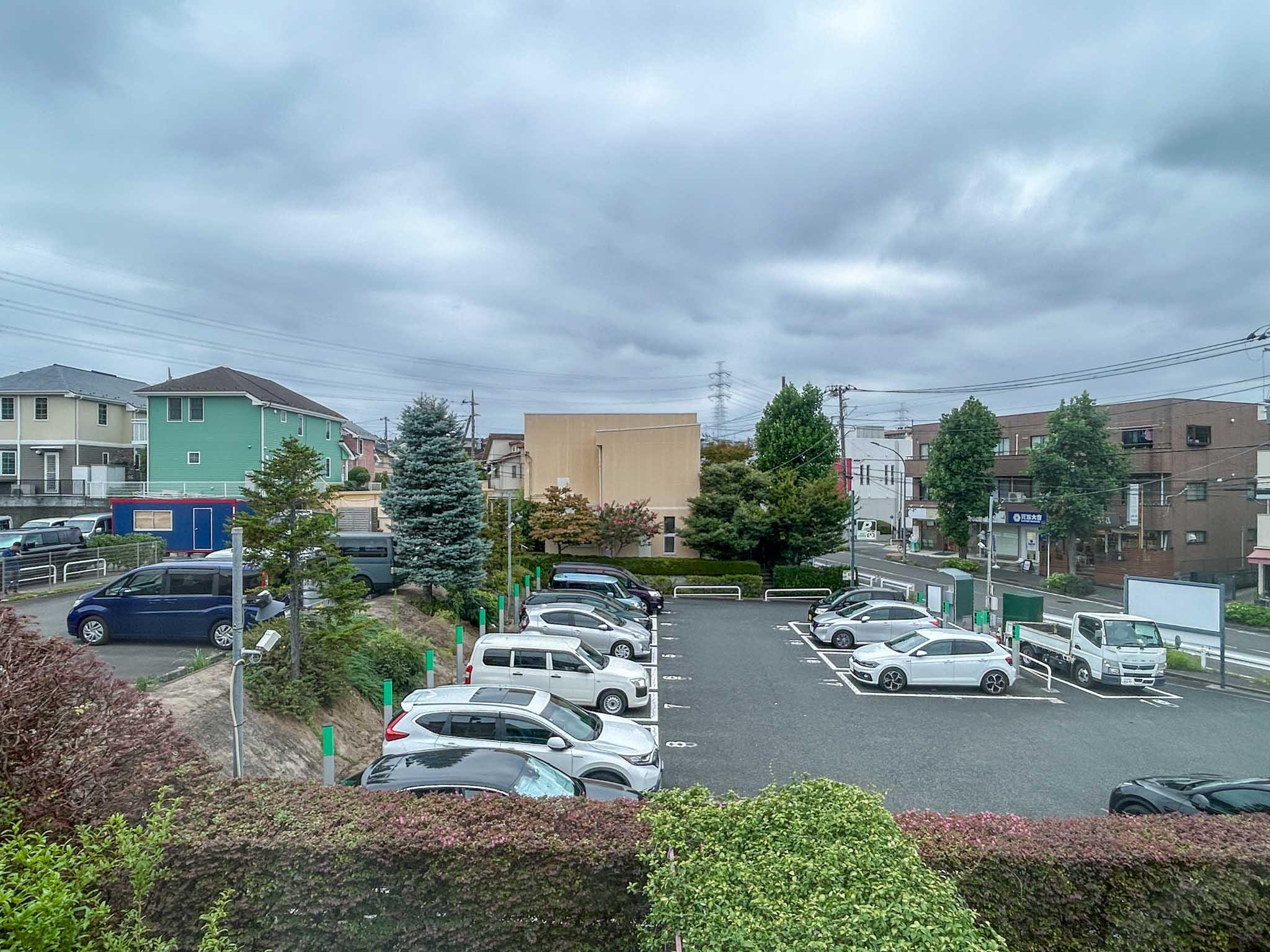横浜市青葉区荏田北の賃貸物件/2階：窓からの景色。ちょうど目の前が駐車場になっていて、視界がひらけています