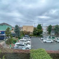 横浜市青葉区荏田北の賃貸物件/2階：窓からの景色。ちょうど目の前が駐車場になっていて、視界がひらけています