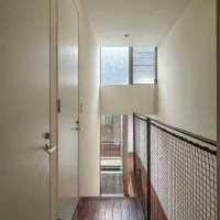 横浜市青葉区荏田北の賃貸物件/2階：廊下。トップライトから光が入ります
