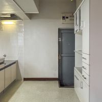 大田区田園調布の賃貸物件/キッチン。庭につながる勝手口がついています