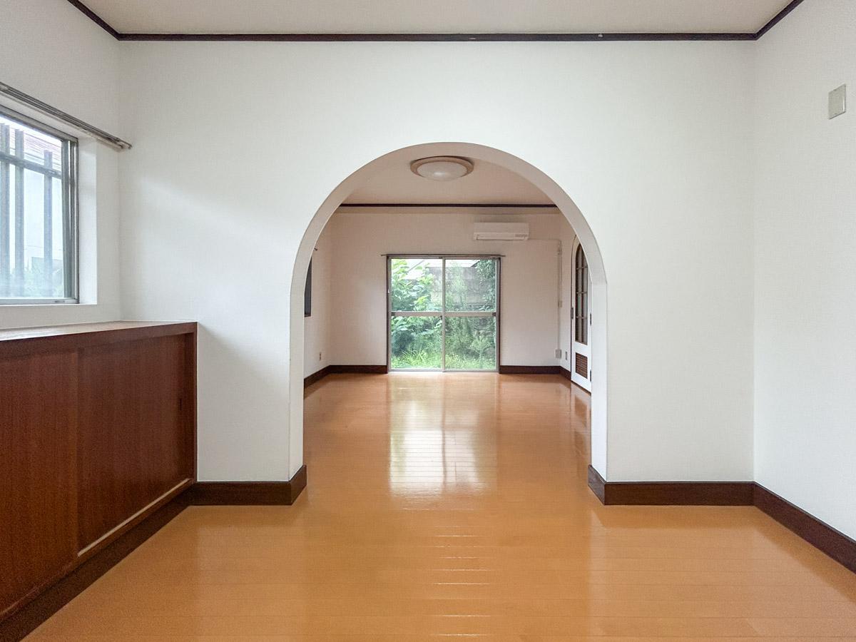 大田区田園調布の賃貸物件/大きなアーチが特徴的な１階リビング。窓の先には庭の緑が