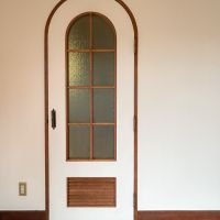 大田区田園調布の賃貸物件/アーチと木製の冊子が可愛げのある扉