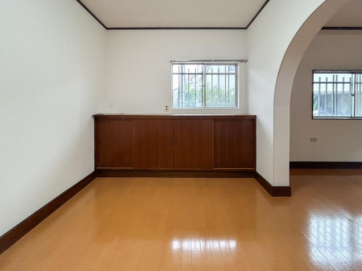 大田区田園調布の賃貸物件/１階洋室別角度から。木製の収納棚がついています