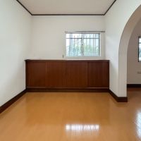 大田区田園調布の賃貸物件/１階洋室別角度から。木製の収納棚がついています
