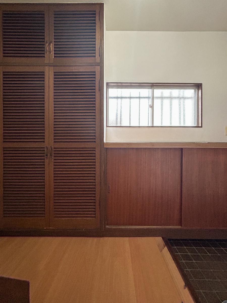 大田区田園調布の賃貸物件/玄関。木製の味のある収納が充実