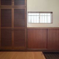 大田区田園調布の賃貸物件/玄関。木製の味のある収納が充実
