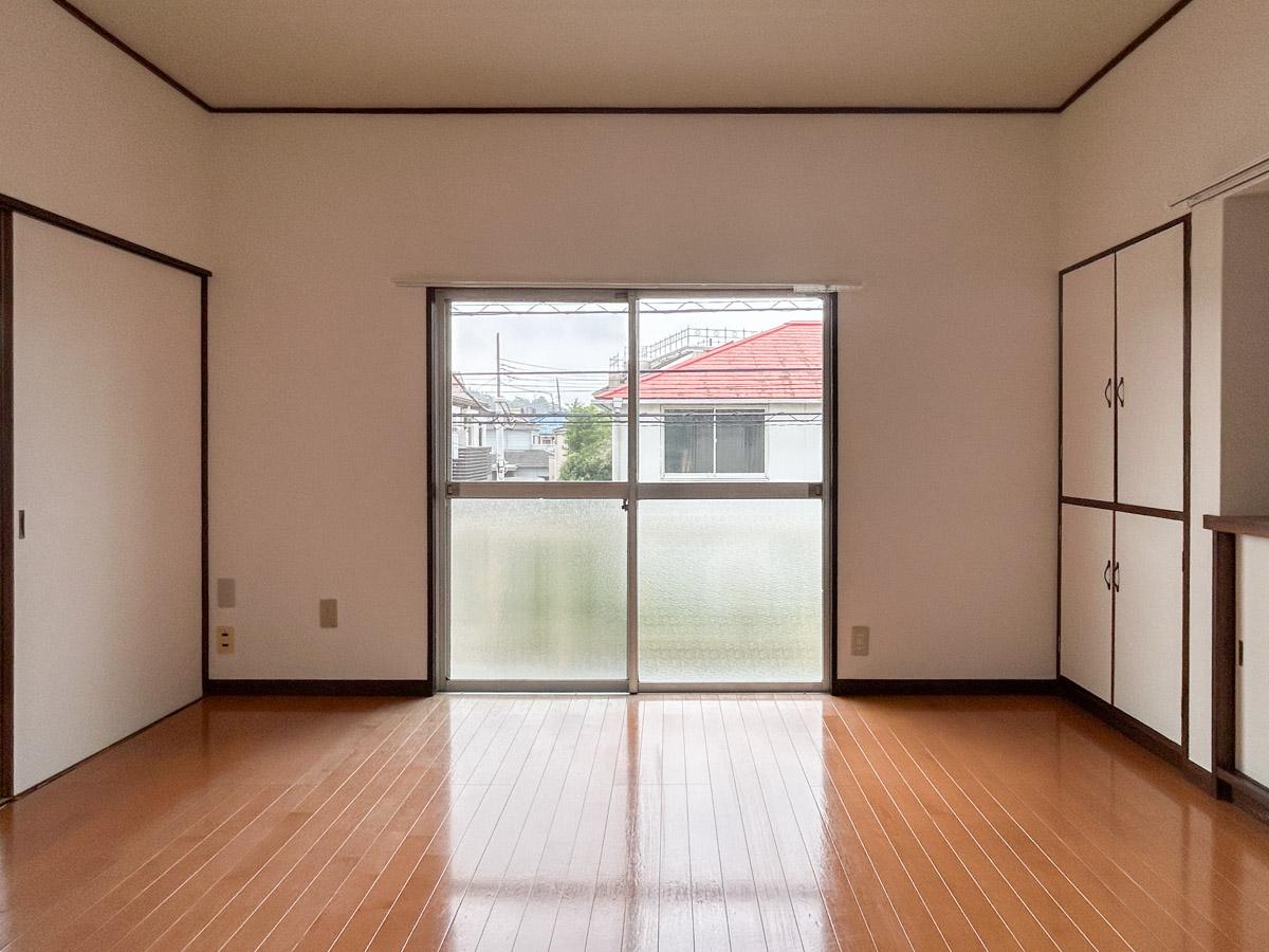 大田区田園調布の賃貸物件/2階洋室別角度から。ベランダにつながる南向きの窓