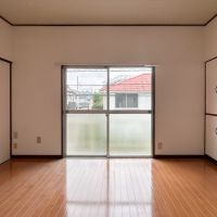 大田区田園調布の賃貸物件/2階洋室別角度から。ベランダにつながる南向きの窓