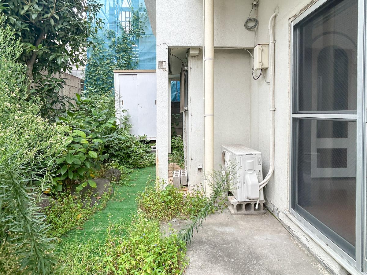 大田区田園調布の賃貸物件/１階庭先。日頃の手入れが必要です