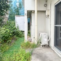 大田区田園調布の賃貸物件/１階庭先。日頃の手入れが必要です