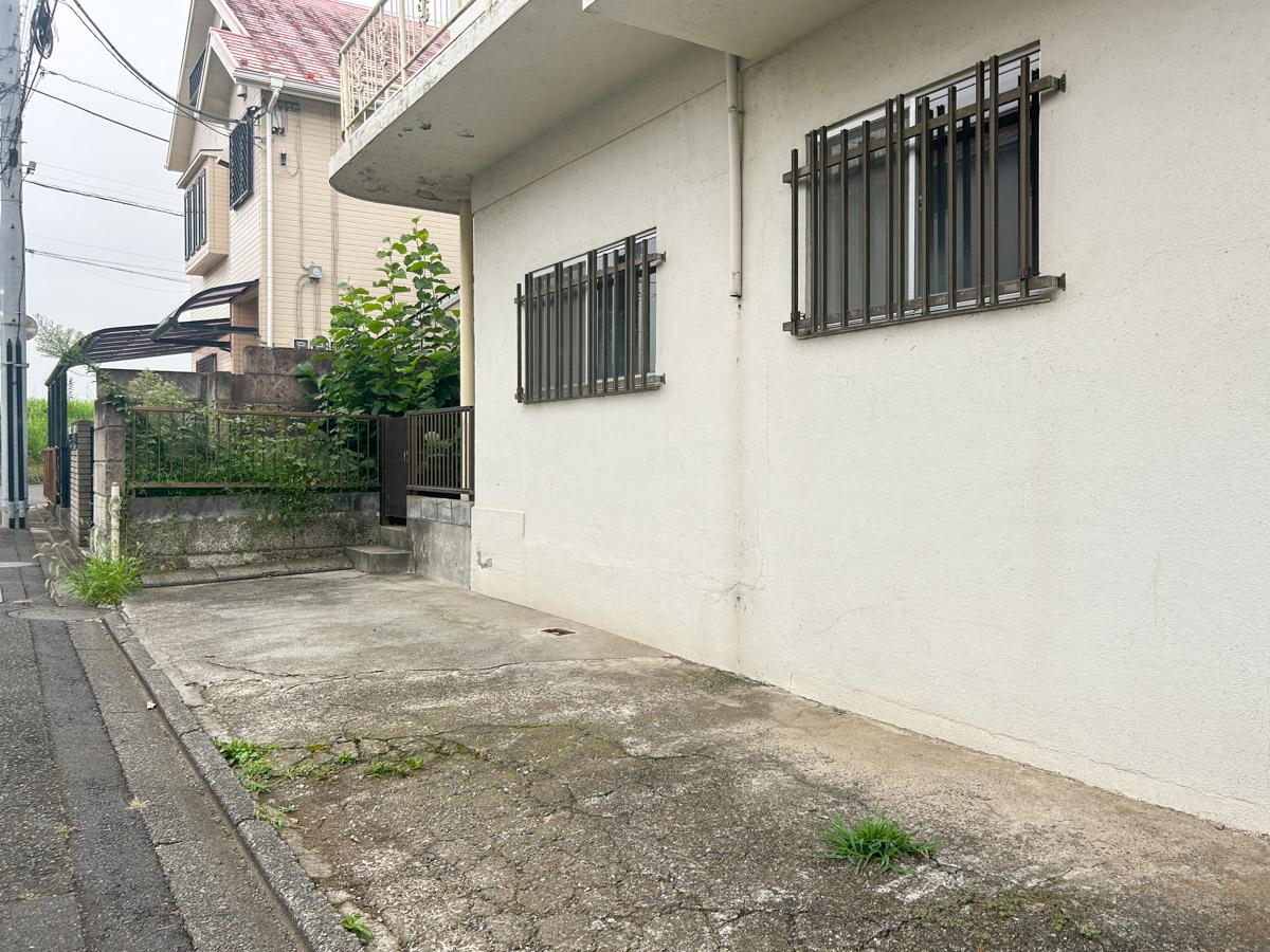 大田区田園調布の賃貸物件/建物前のコンクリートの区画に駐車可能。小型車であれば2台置けるほどのスペースがあります