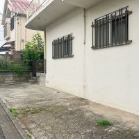 大田区田園調布の賃貸物件/建物前のコンクリートの区画に駐車可能。小型車であれば2台置けるほどのスペースがあります