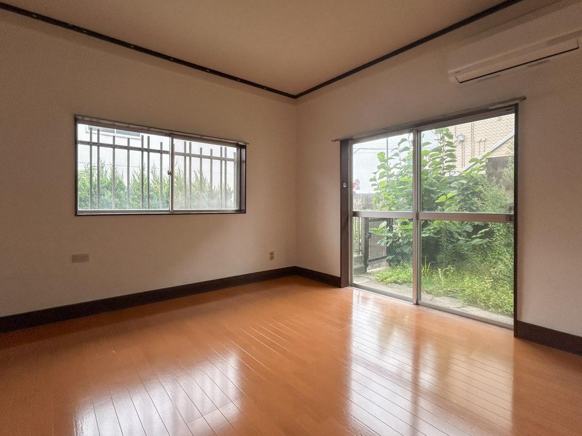 大田区田園調布の賃貸物件/1階洋室別角度から。南西向きの窓のおかげで、１階ながら開放的