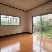 大田区田園調布の賃貸物件/1階洋室別角度から。南西向きの窓のおかげで、１階ながら開放的