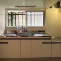 大田区田園調布の賃貸物件/キッチンにも大きな窓がついていて、すっきりと風が通ります
