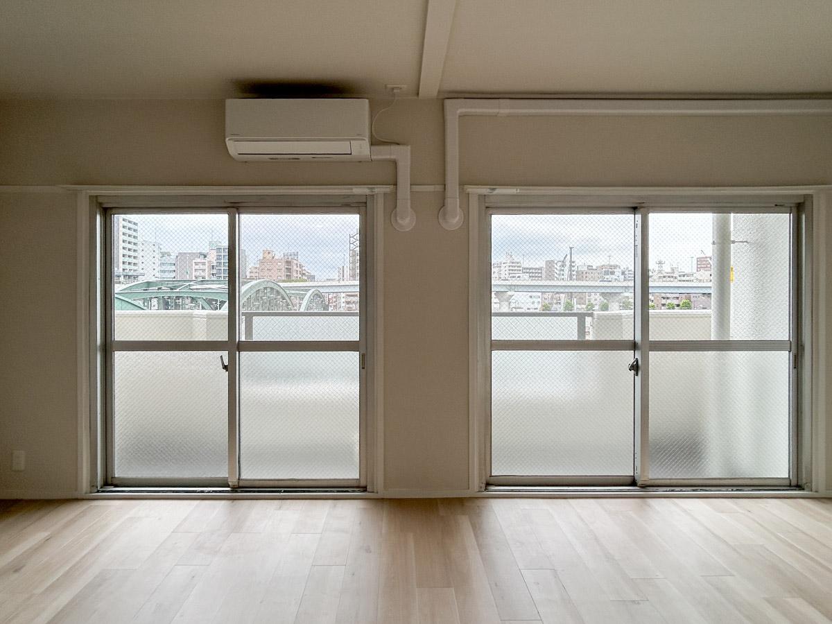 台東区蔵前の賃貸物件/リビングは南西むきにワイドな窓がついています