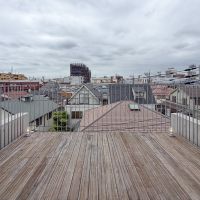 世田谷区桜上水の賃貸物件/南側のバルコニーは約15㎡の広さ。周りは低層住宅が多く、空が遠くまで広がります