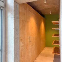 世田谷区桜上水の賃貸物件/玄関前、トイレや収納はここに集約