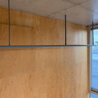 世田谷区桜上水の賃貸物件/寝室にはハンガーパイプが設けられ、衣類をかけることも可能