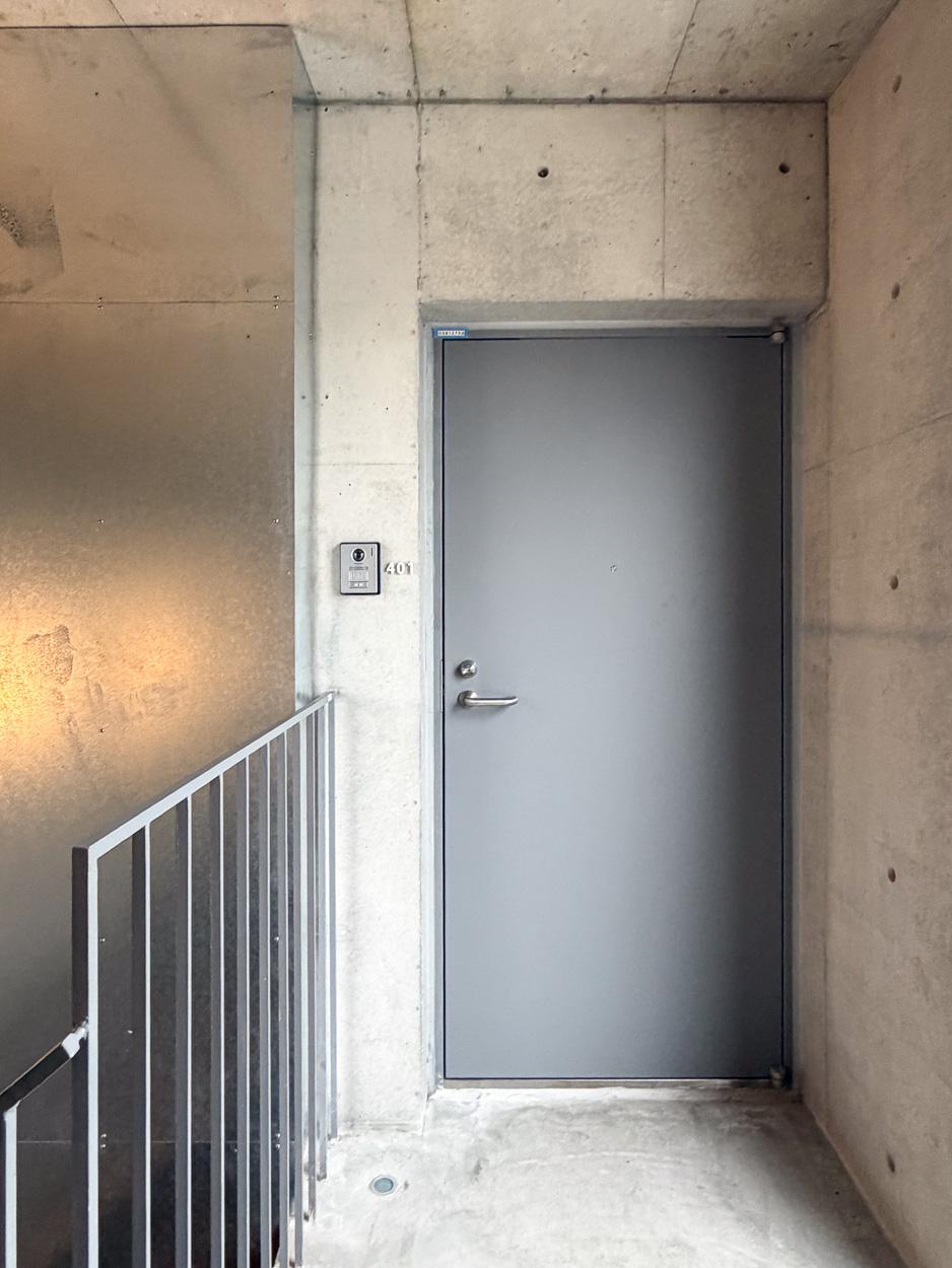 世田谷区桜上水の賃貸物件/玄関ドア。4階の部屋までは階段で上がる必要があります