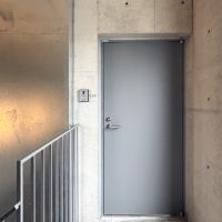 世田谷区桜上水の賃貸物件/玄関ドア。4階の部屋までは階段で上がる必要があります