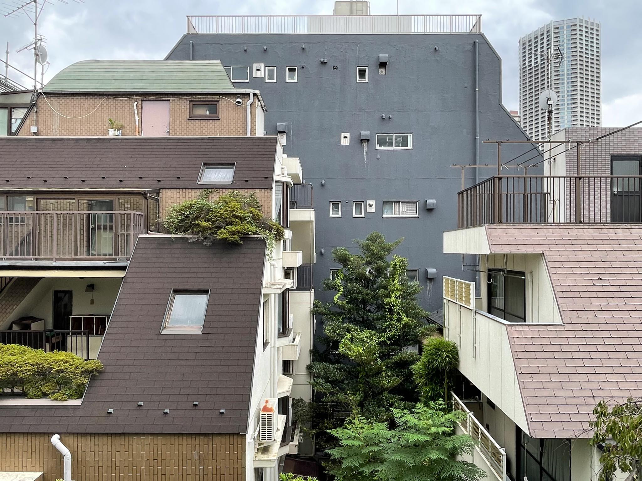 新宿区市谷台町の賃貸物件/目の前の建物とは少し距離があるので日当たりは良好