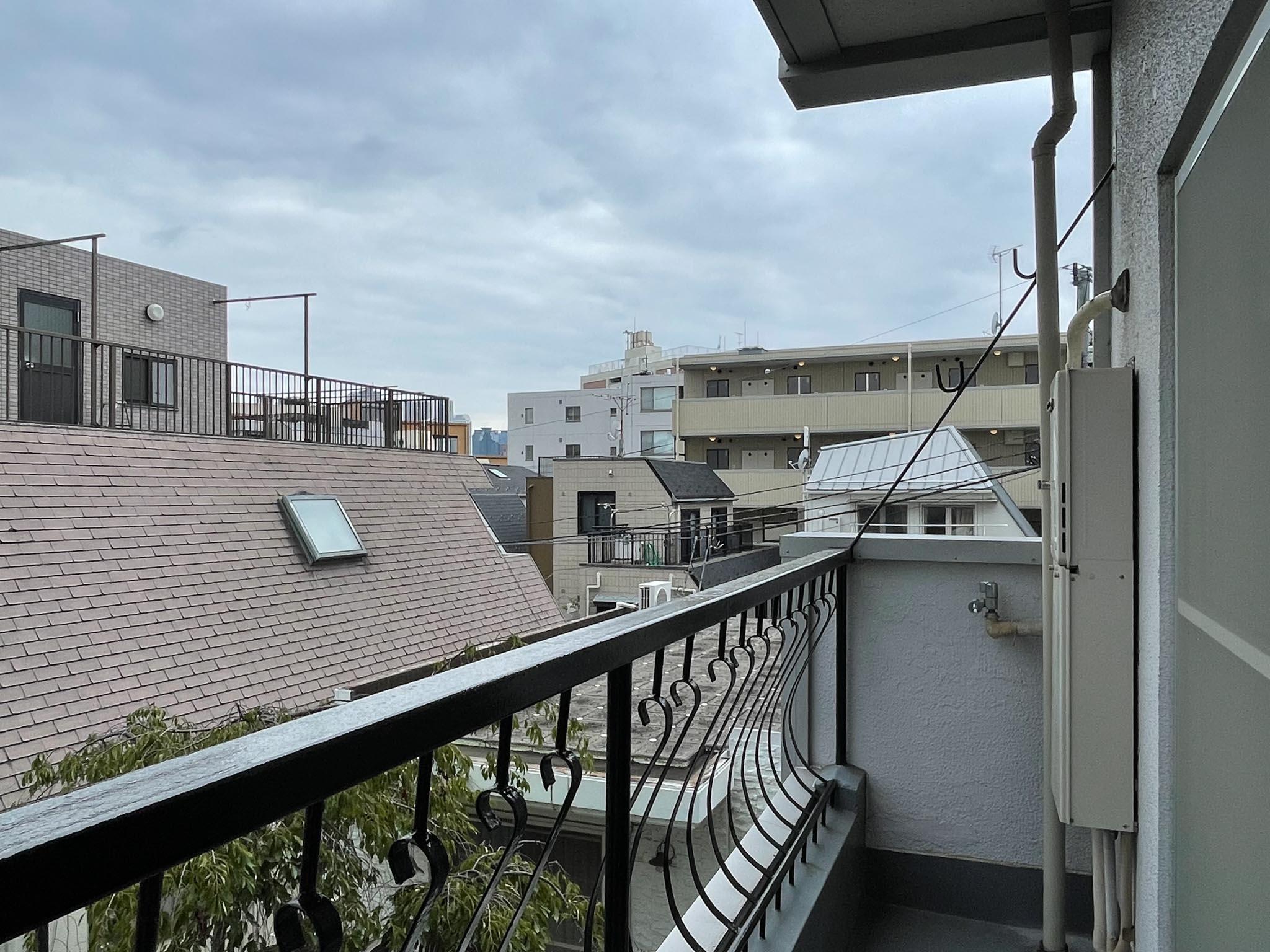 新宿区市谷台町の賃貸物件/リビングの前にベランダ。洗濯機置き場はベランダにあります