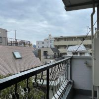 新宿区市谷台町の賃貸物件/リビングの前にベランダ。洗濯機置き場はベランダにあります