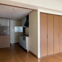 新宿区市谷台町の賃貸物件/リビングを玄関へ向かって