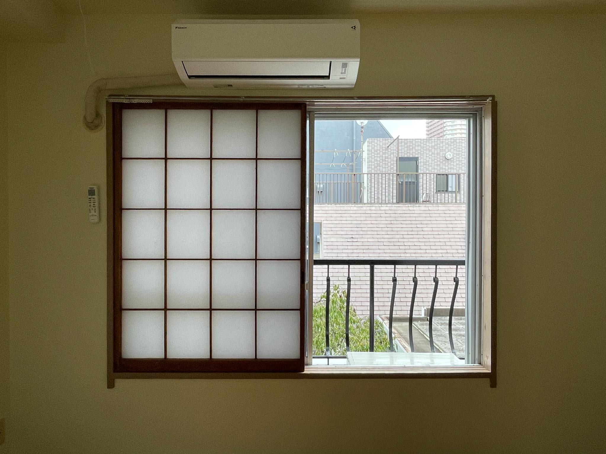 新宿区市谷台町の賃貸物件/洋室も同様に、窓に障子が備え付けられています