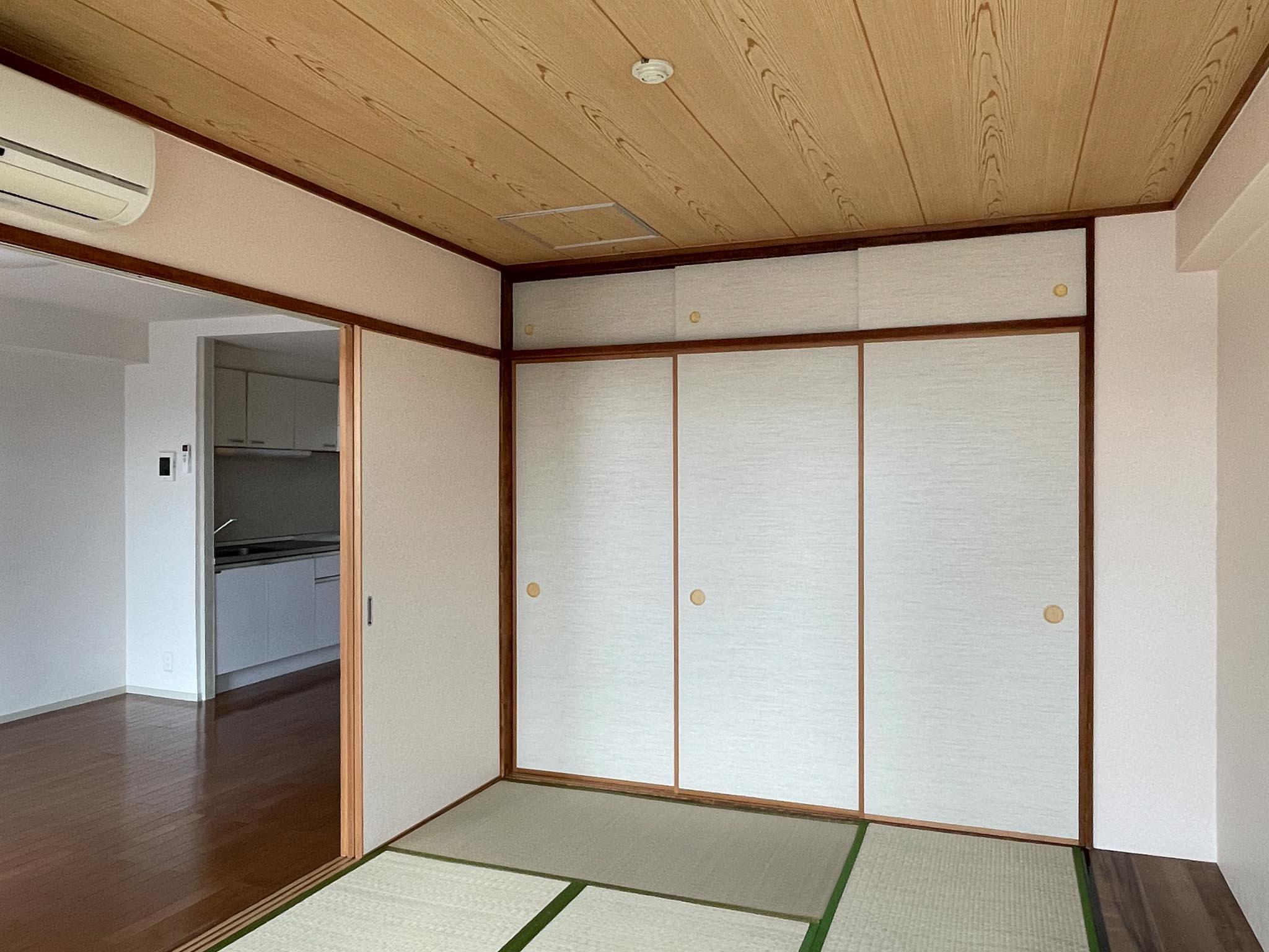 中野区東中野の賃貸物件/リビング横の和室：収納は押し入れにハンガーパイプが通してあります