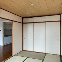 中野区東中野の賃貸物件/リビング横の和室：収納は押し入れにハンガーパイプが通してあります