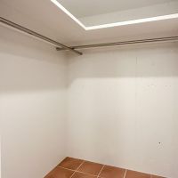 新宿区新宿の賃貸物件/1203号室：2面にまたがるウォークインクローゼット