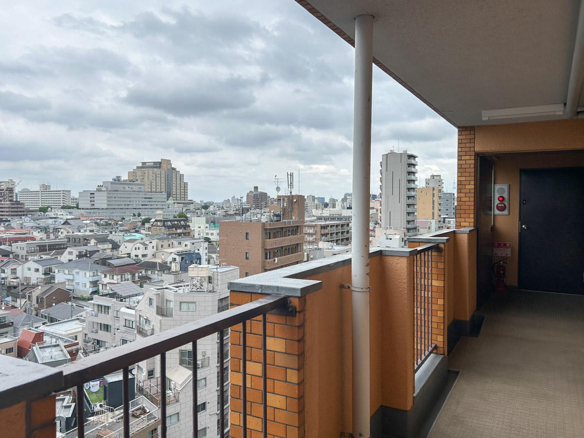 新宿区新宿の賃貸物件/共用廊下からも開放感ある眺望が