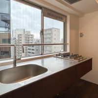 新宿区新宿の賃貸物件/キッチン。ワイドな窓により開放的なスポット