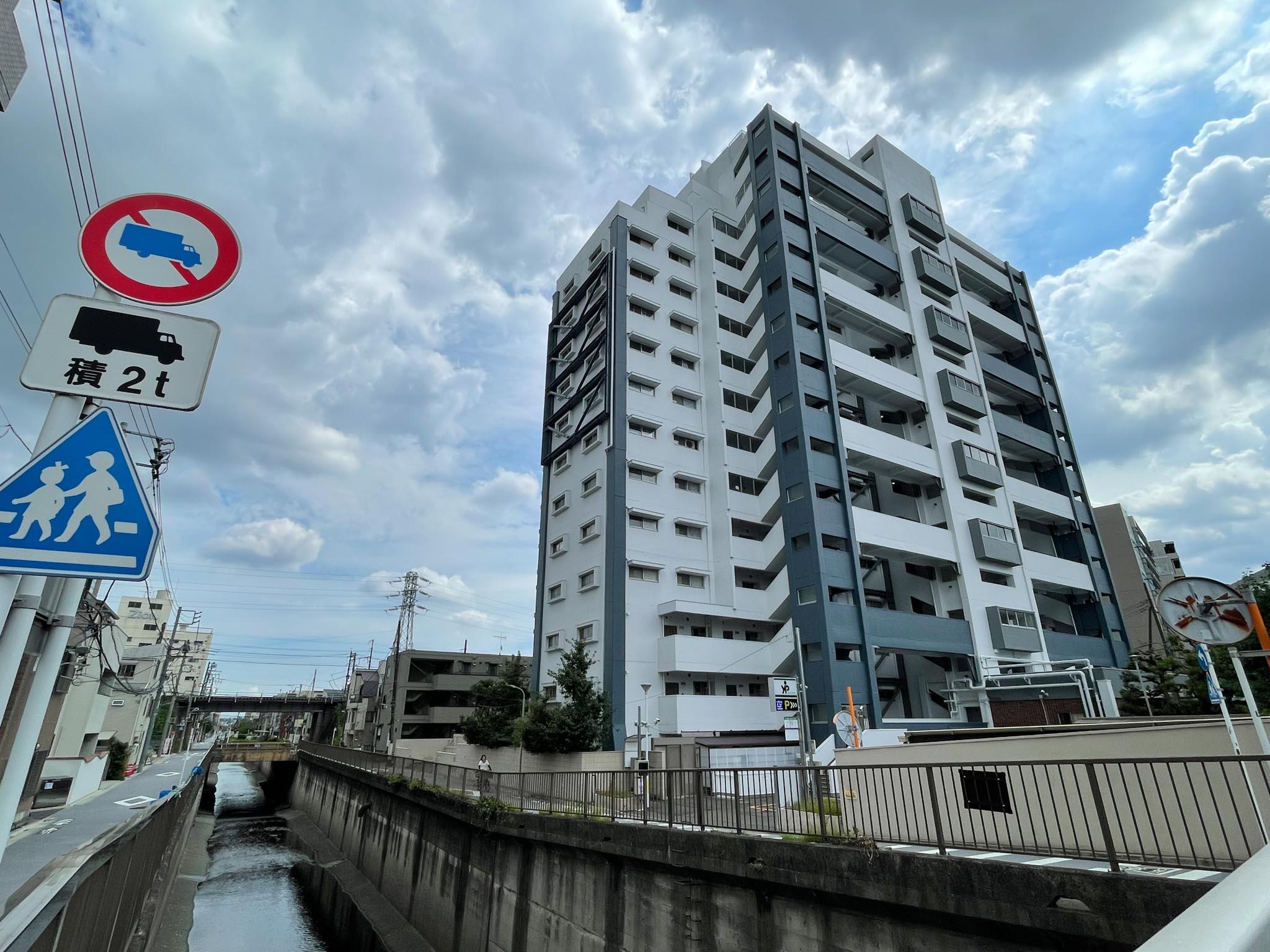大田区南雪谷の賃貸物件/マンションは川沿いに立っています