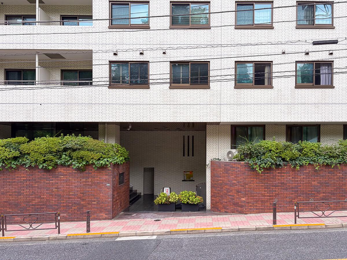 文京区小石川の賃貸物件/タイルに覆われた重厚感のあるエントランス